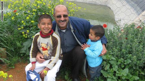 فلاح مغربي يخوض حربا على الإنترنت لإلغاء الساعة الإضافية