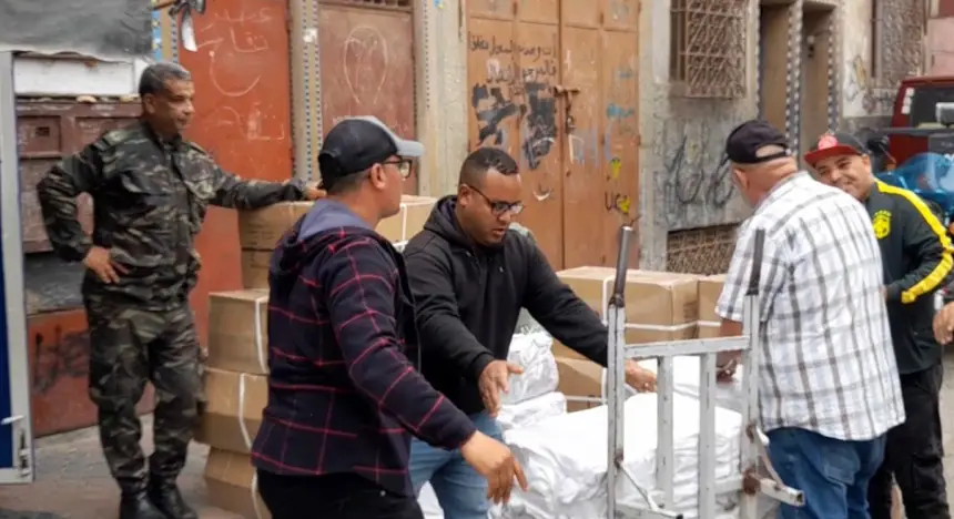 حملة تمشيطية صارمة بسوق القريعة… السلطات تحجز سلعاً وملابس وتضرب بيد من حديد