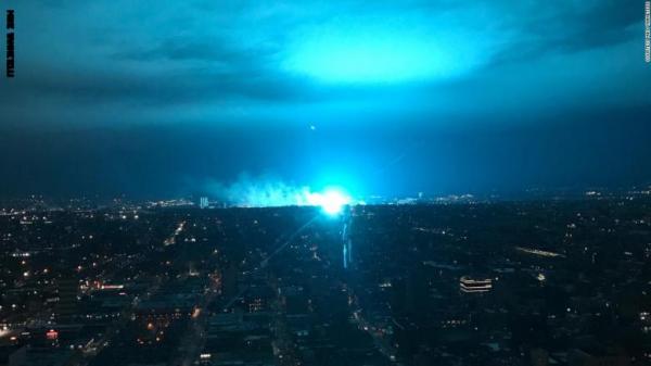 شاهد: ضوء أزرق يظهر فجأة بسماء نيويورك