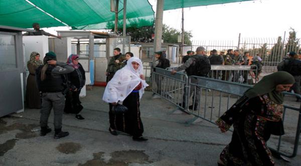 آلاف الفلسطينيين يتوافدون على الأقصى لأداء صلاة الجمعة الأولى من رمضان