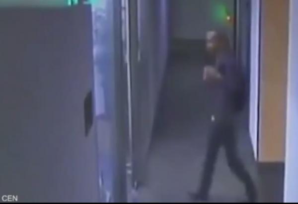 بالفيديو: لص يغط بالنوم بعدما اقتحم شركة ليسرقها