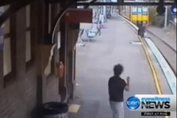 بالفيديو: امرأة تنقذ طفلة من الدهس بالقطار قبل ثانية من وصوله