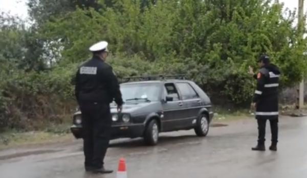 شاهد الأمن يطبق الطوارئ ويعيد السيارات التي لاتحمل رخص التنقل بين المدن