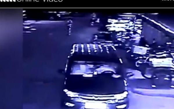 بالفيديو: انشغلت بهاتفها فقُتلت طفلتها أمام عينيها