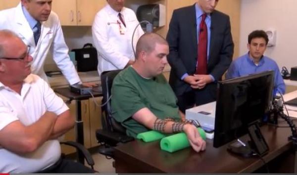 بالفيديو: مشلول يتمكن من تحريك يديه بقوة دماغه