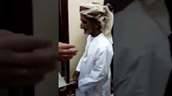 شيخ خليجي مسن يتزوج من حسناء دون العشرين من عمرها