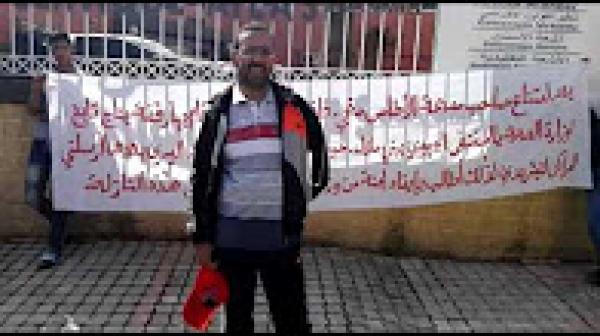 ضحية بترت يده بالاهمال يعتصم أمام المصحة الطبية ببني ملال