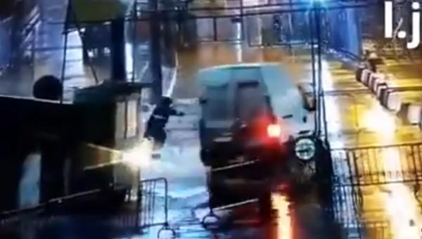 شاهد كيف اقتحمت شاحنة معبر باب سبتة المحتلة وعلى متنها 52 مهاجرا إفريقيا