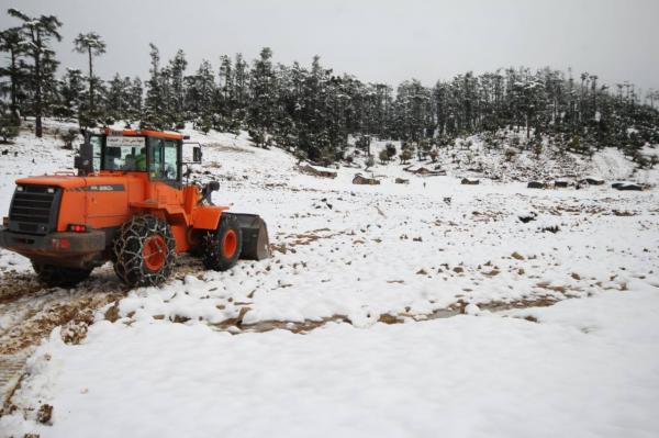 بعدما اكتست حلة ثلجية ساحرة ..كاسحات الثلوج تفك العزلة عن مداشر إقليم خنيفرة