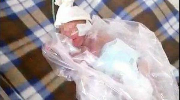 رضيع "الميكا" بمستشفى السويسي يثير الجدل و فايسبوكيون يطلون هاشتاغ "عتقو الرضيع"