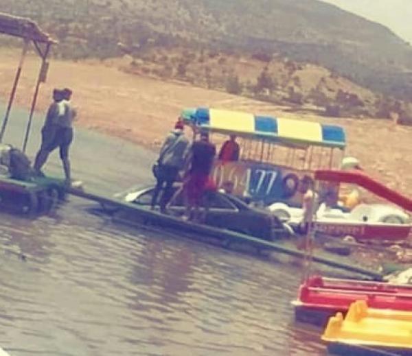 مرة أخرى... رحلة سياحية تتحول إلى حادثة غريبة بِغرق سيارة بالبحيرة