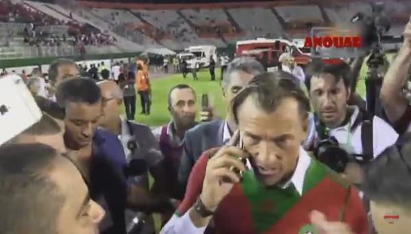 بالفيديو .. لحظة تلقي رونار وبنعطية إتصالا من الملك محمد السادس