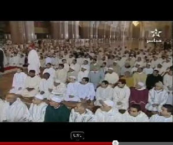الأمن يوقف شابا يجري نحو الملك أثناء الصلاة بمسجد الحسن الثاني