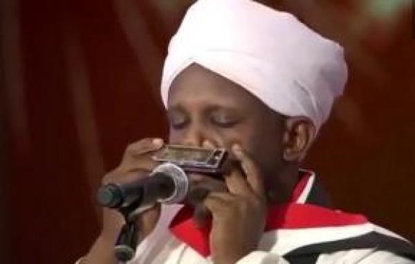 سوداني يعزف على آلة الهارمونيكا بأنفه