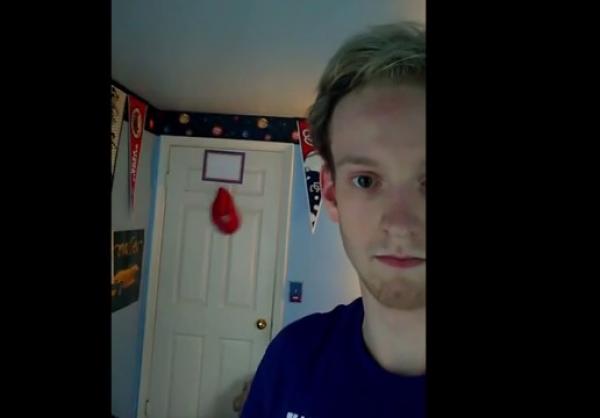 بالفيديو: شاهد مهارة هذا الشاب برمي الأشياء خلف ظهره