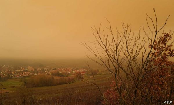 سحب صفراء تغطي سماء فرنسا بسبب منخفض في المغرب