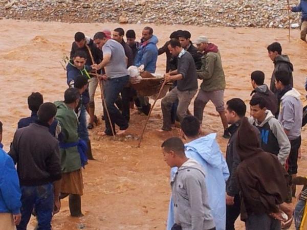 صورة : الوقاية المدنية تستعين بشاحنة نقل الأزبال لنقل جثث ضحايا فاجعة كلميم