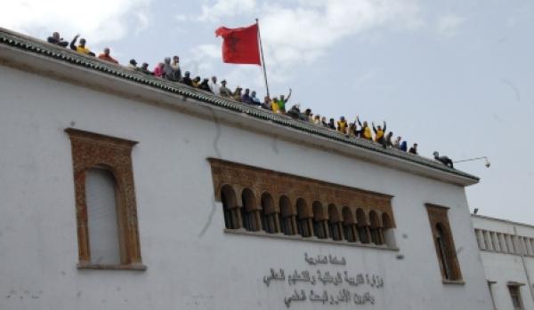 سيطرة الأساتذة الغير المدمجين على بناية الوزارة و تهديدهم بالانتحار الجماعي