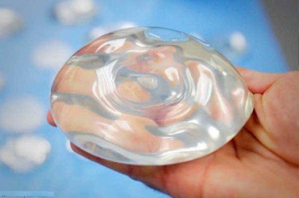 وزارة الصحة تدعو النساء اللواتي خضعن لتجميل الثدي إلى إجراء فحوص حول السرطان 