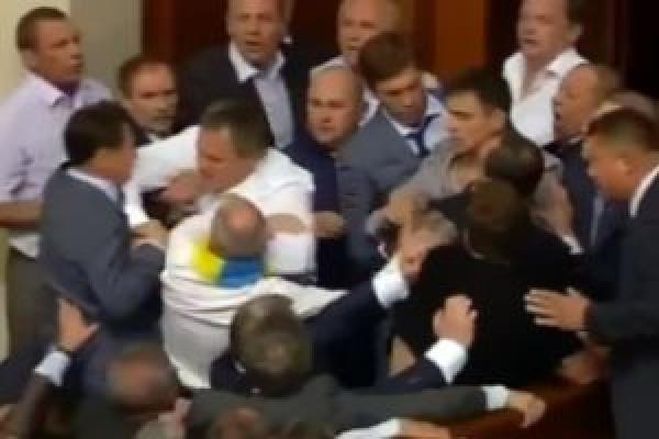 بالفيديو.. معركة بالأيدي بين نواب برلمان أوكرانيا تنتهي بالمستشفى