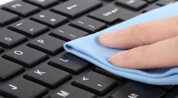 تجنباً لنزلات البرد.. نظّف لوحة المفاتيح بانتظام