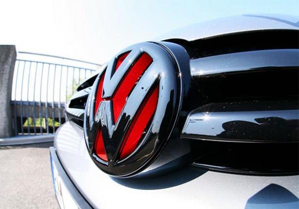 احتواء أزمة ''فولكس فاجن'' يرفع من أسهمها في السوق