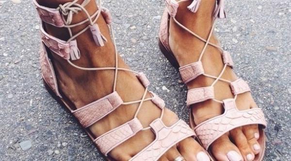 6 أسباب لتشقق القدمين تهمّك معرفتها