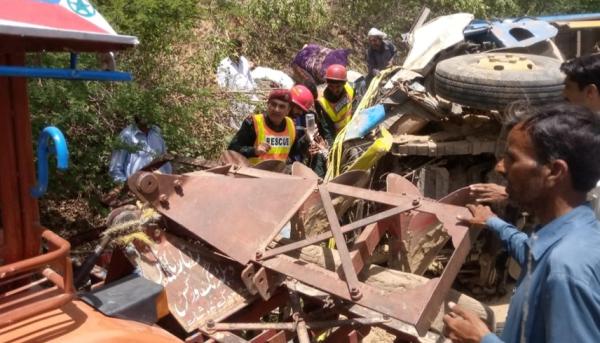 مصرع 14 شخصاً بسبب "عطل" في فرامل حافلة في باكستان