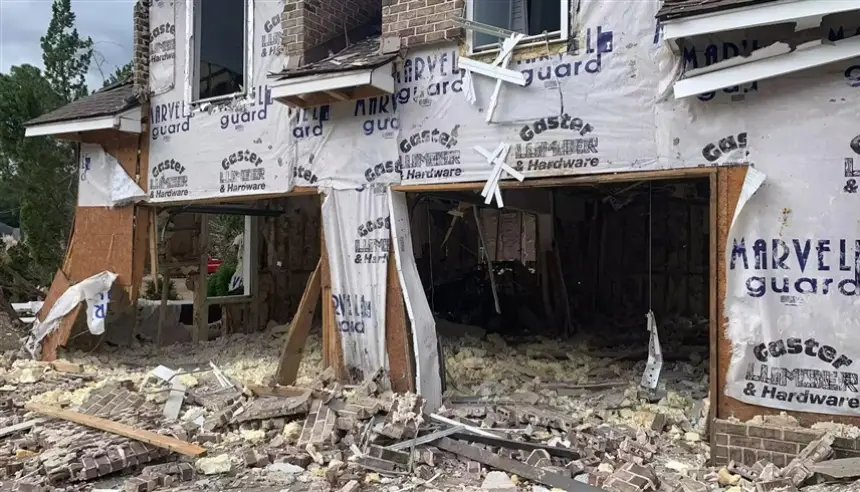 رجل يفجر منزل حبيبته السابقة ويخطط لقتل ابنها بثعبان ضخم