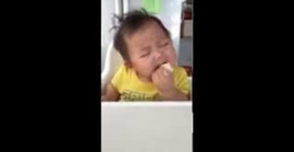 بالفيديو.. طفل يتناول الطعام أثناء نومه بصورة طريفة