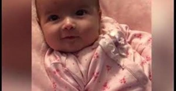 طفلة تنطق كلمتها الأولى في عمر 10 أسابيع (فيديو وصور)