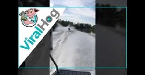 متزلج على الماء يتفاجأ بسمكة قرش في طريقه (فيديو)