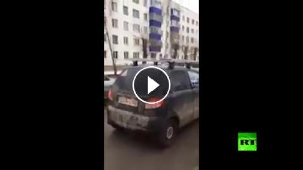 بالفيديو .. امرأة حطمت سيارتها بالفأس في واضح النهار