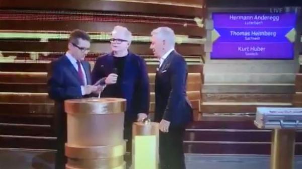 مقامر منحوس يفوز باليانصيب ويخسره في نفس اللحظة في بث مباشر