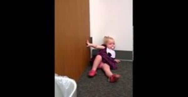 بالفيديو.. شاهد ماذا فعلت طفلة بعد علمها بانتقال شقيقتها المولودة للمنزل