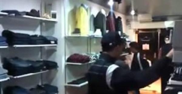 بالفيديو.. شاب يسرق «بنطلون» من محل ملابس ويخفيه أسفل ملابسه