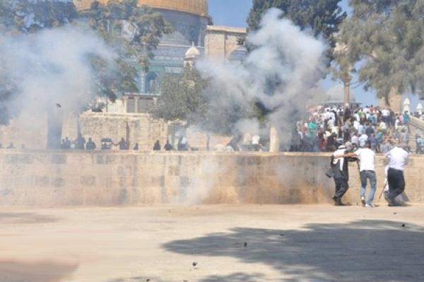 القوات الإسرائيلية تقتحم المسجد الأقصى وتصيب عشرات المصلين