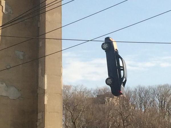 بالفيديو: ما سر السيارة التي عثر عليها متدلية من جسر في تورونتو؟