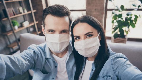توصية مثيرة للأزواج بوضع الكمامة خلال العلاقة الجنسية