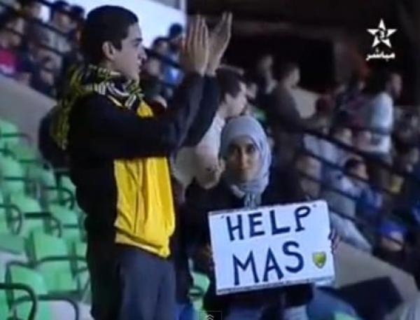 صورة من المباراة : لافتة ساعدوا المغرب الفاسي في اشارة الى الازمة المالية التي يمر منها الفريق