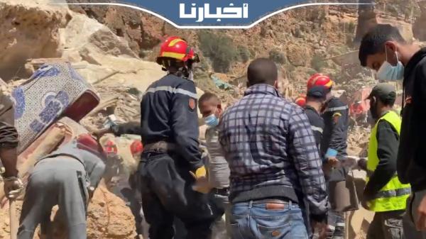 شاهد قوة الزلزال.. جبل ينشطر إلى نصفين بأمزميز