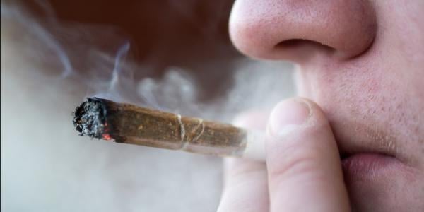 دراسة حديثة:تدخين الحشيش يؤدي للإصابة بفيروس كورونا
