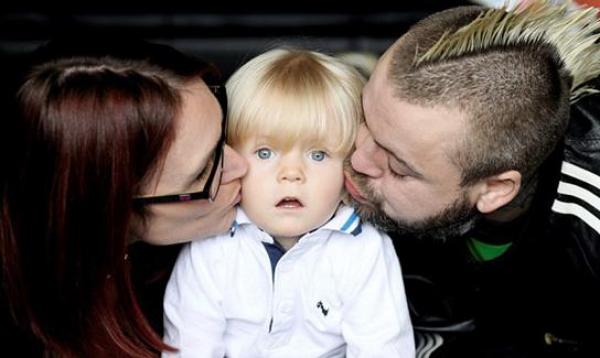 مرض نادر يجعل طفلاً يأكل نفسه