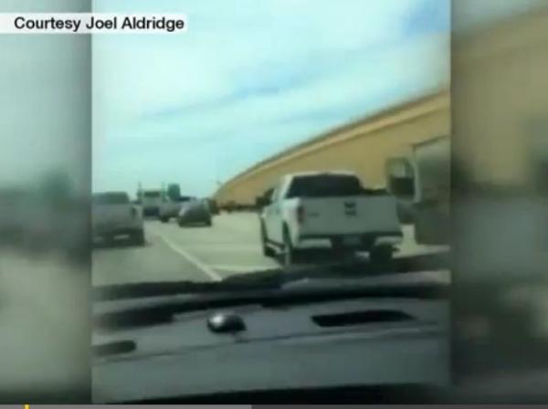 بالفيديو: السماء تمطر أوراقاً نقدية في تكساس