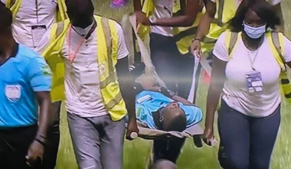 غرائب القارة السمراء .. أزمة في مباراة كوت ديفوار وإثيوبيا بعد سقوط الحكم مغشيًا عليه وعدم وجود بديل (فيديو)