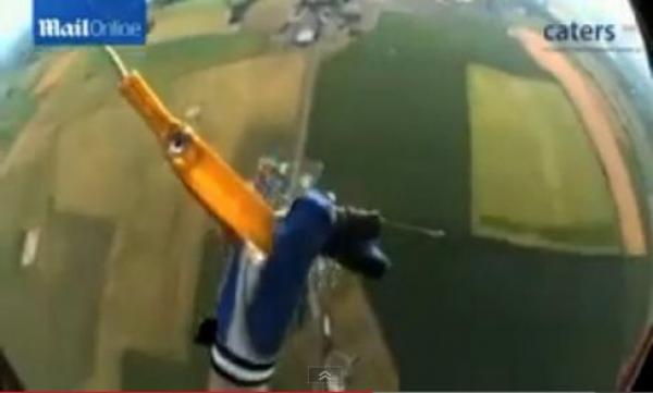 بالفيديو: يمشي بعد سقوطه من ارتفاع 12 ألف قدم