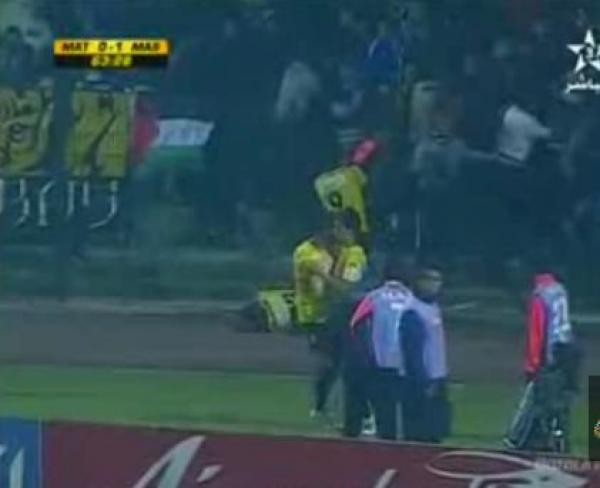 لقطة طريفة : جماهير الماص تسقط شباك المدرجات على لاعب