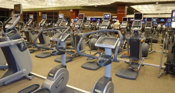 صاحب قاعة رياضية بايطاليا يمنع دخول مغربية مُحجبة ويُبرر بوقاحة: لا نسمح بدخول الراهبات أو "باتمان"