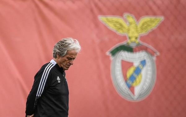 بنفيكا يتخلى عن خدمات مدربه جيزوس