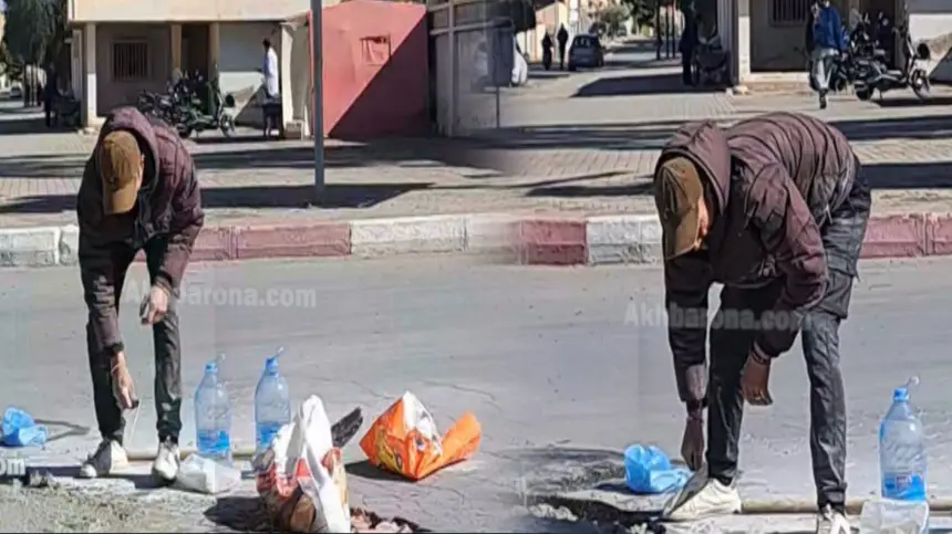 وجدة .. مواطن يقوم بترقيع حفرة بالإسمنت بأحد الشوارع بعد تقاعس المجلس البلدي